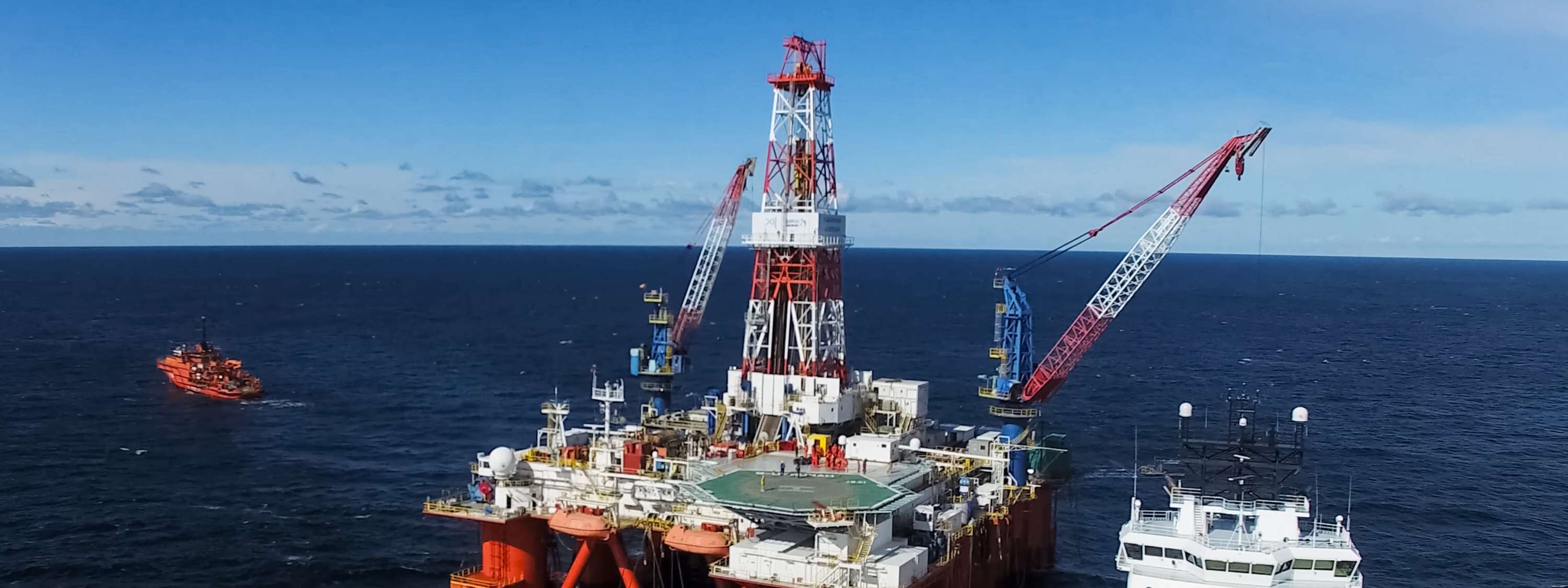 摄图网_329401517_海上石油岸表平台 开采大陆架上的油料燃料起沉机钻孔蓝色钻井钻机技术钻头海洋贸易（企业商用）.jpg