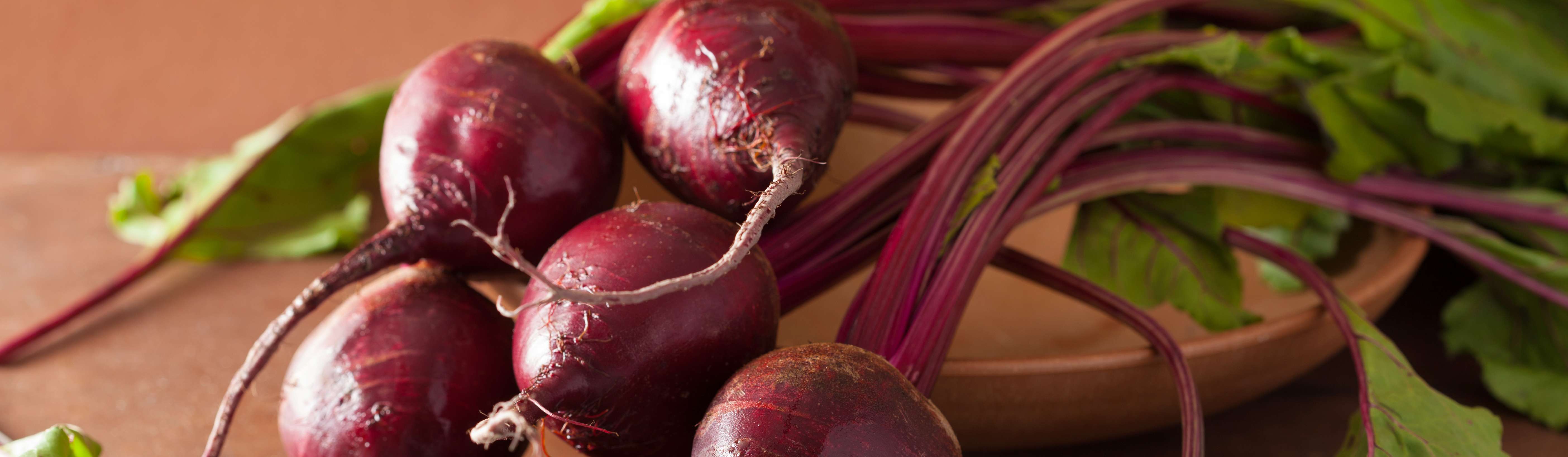摄图网_303994134_木碗中的新鲜甜菜（企业商用）.jpg